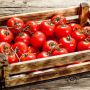 Lote de tomates en una caja de madera en Madrid